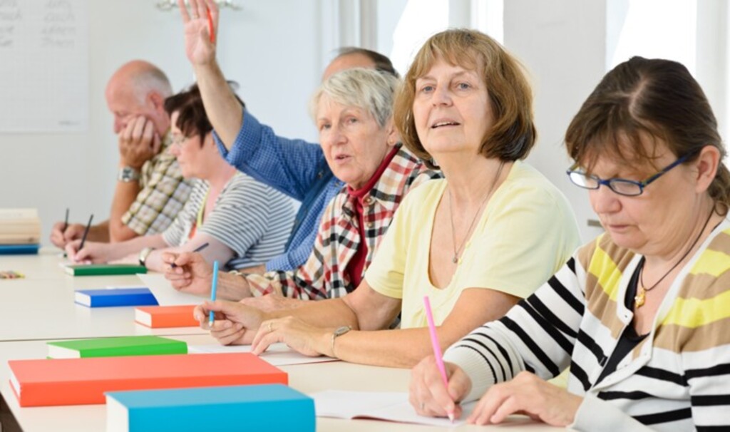  - O curso que tem com público-alvo os idosos, proporciona momentos de conhecimento, informação, socialização, passeios e viagens.