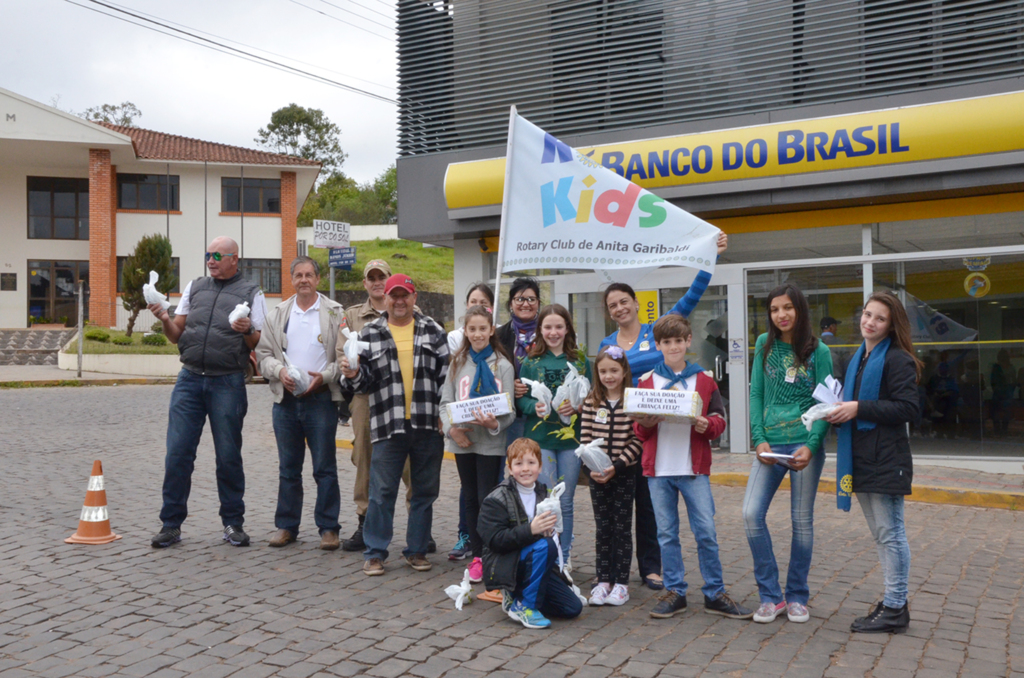 Rota Kid's realizou pedágio e distribuiu mudas de árvores