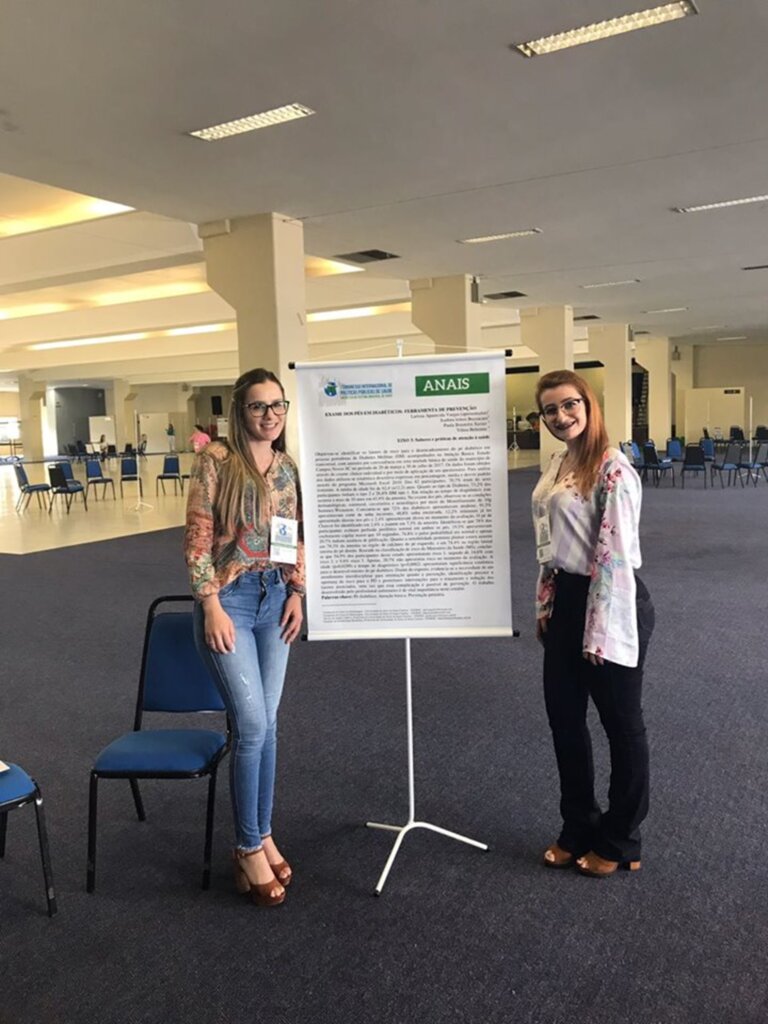  - Alunas do curso de Enfermagem, Larissa Aparecida Vargas e Isadora Lemos Buzzacaro, apresentando parte do TCC orientado pela professora Vilma Beltrame, que também é docente do Curso de Enfermagem