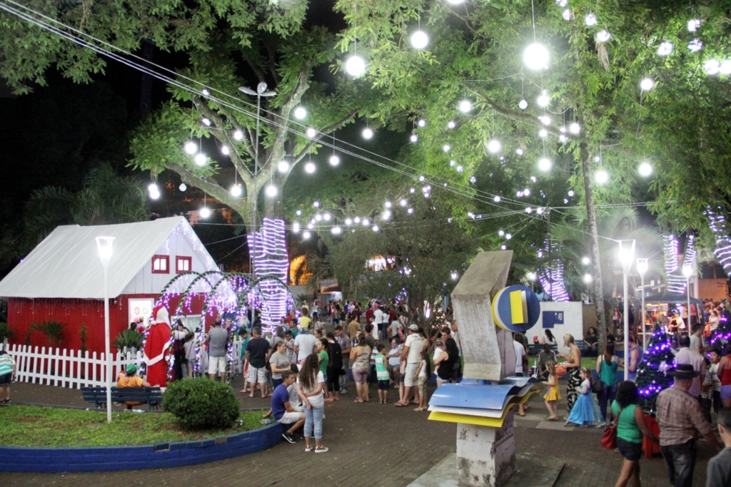 Abertura do Natal Encantado de Capinzal lotou a Praça Pedro Lélis da Rocha