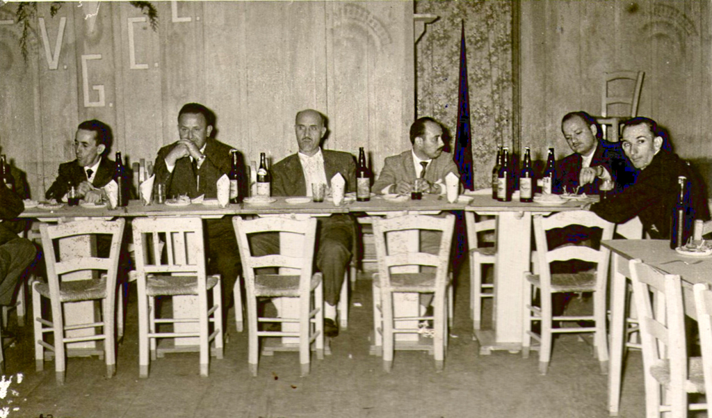  - A foto é da década de 1960, de uma reunião de membros e convidados da A. E. Vasco da Gama, de Capinzal (SC).