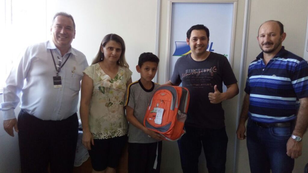  - Presidente da CDL Herval d' Oeste, Joceli Andrade realizou a entrega dos 2 Kit Escolar para os alunos premiados.