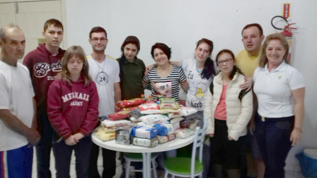 Festival de Dança da Terceira Idade arrecada dinheiro e alimentos para APAE