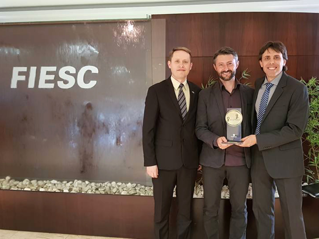 Divulgação - O analista da Embrapa Cássio Wilbert (E), com Gerson Pilatti, da Engmaq, e o pesquisador Marcelo Miele, da Embrapa, na entrega do prêmio na Fiesc.