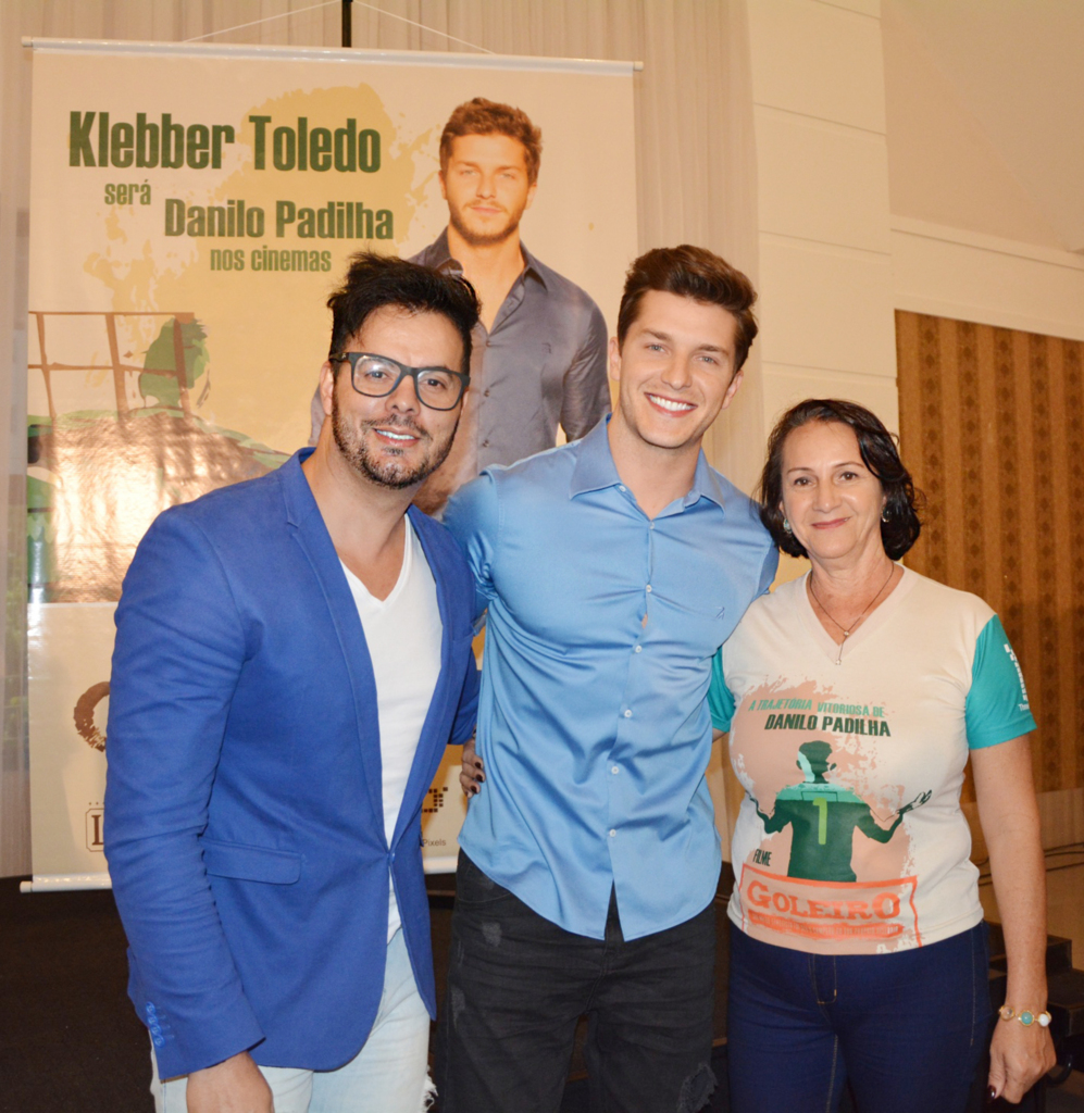  - O diretor e cineasta Thiago Di Mello, o ator Klebber Toledo e a mãe do goleiro Danilo, Dona Ilaídes Padilha, durante a coletiva de imprensa de lançamento do filme ?O Goleiro?