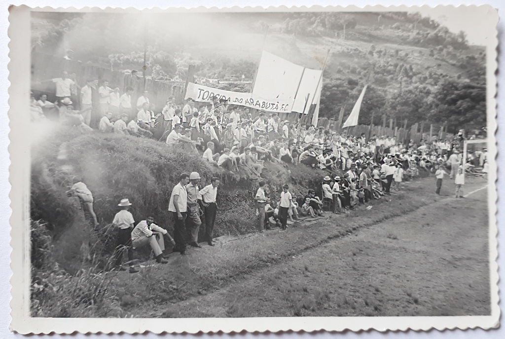  - A foto é do ano de 1957, antigo campo de futebol onde hoje é a praça pública Pedro Lélis da Rocha e Rodoviária de Capinzal (SC).