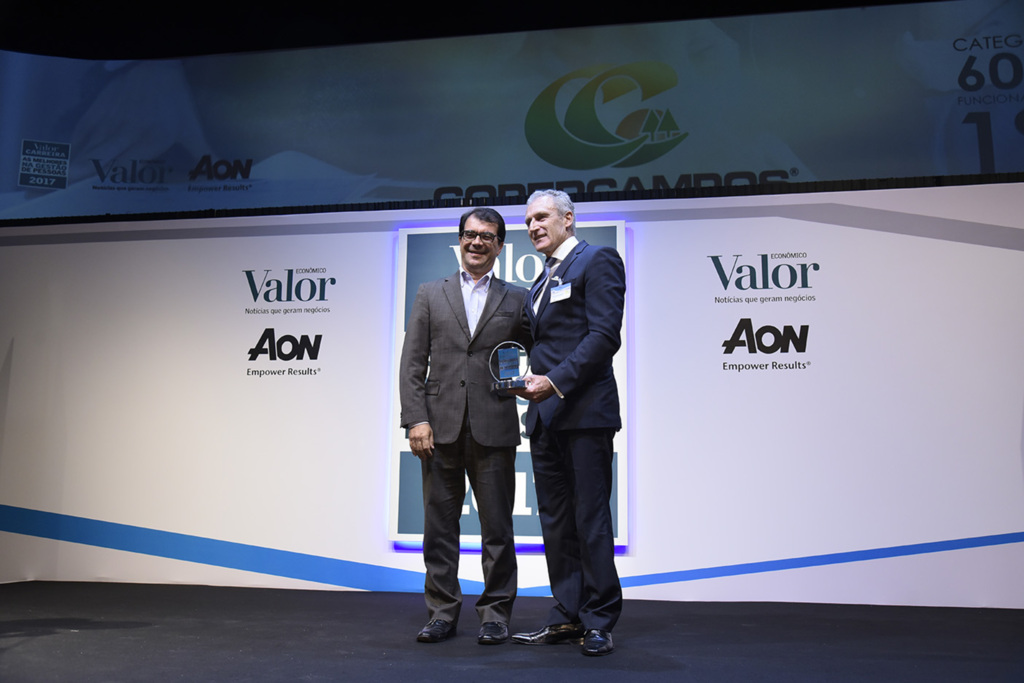 Fávio Santana/Biofoto. - Diretor de eventos do Jornal Valor Econômico Carlos Raíces fez a entrega do troféu ao Vice-presidente da Copercampos Cláudio Hartmann.