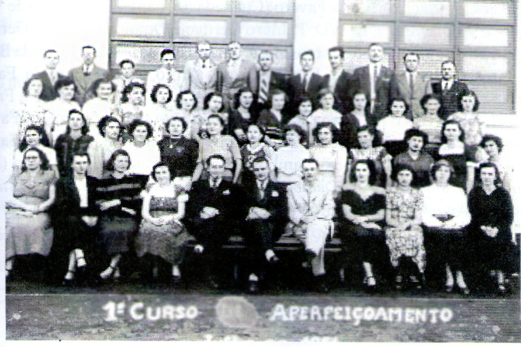  - A foto é da década de 1950, sendo um registro dos professores de Capinzal (SC), no primeiro Encontro de Aperfeiçoamento.