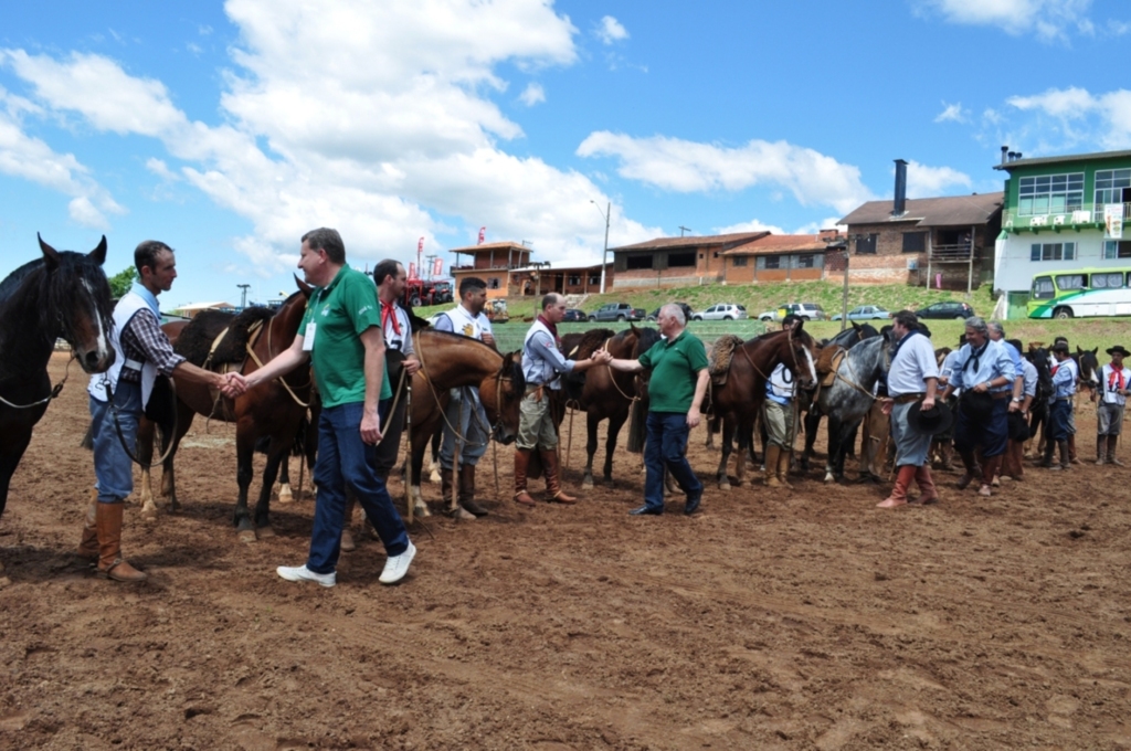  - O prefeito Luciano Buligon, o coordenador da comissão de Agropecuária, Valdir Crestani e os juízes da prova cumprimentam os cavaleiros