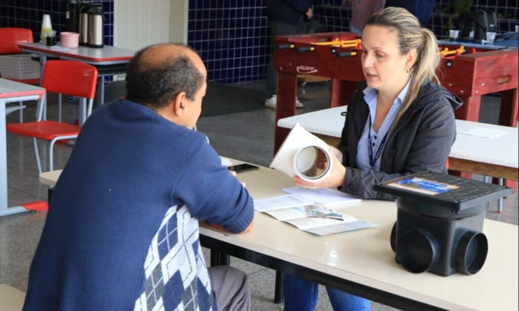 Águas de Joinville realiza ação tira-dúvidas sobre esgotamento sanitário no bairro Fátima