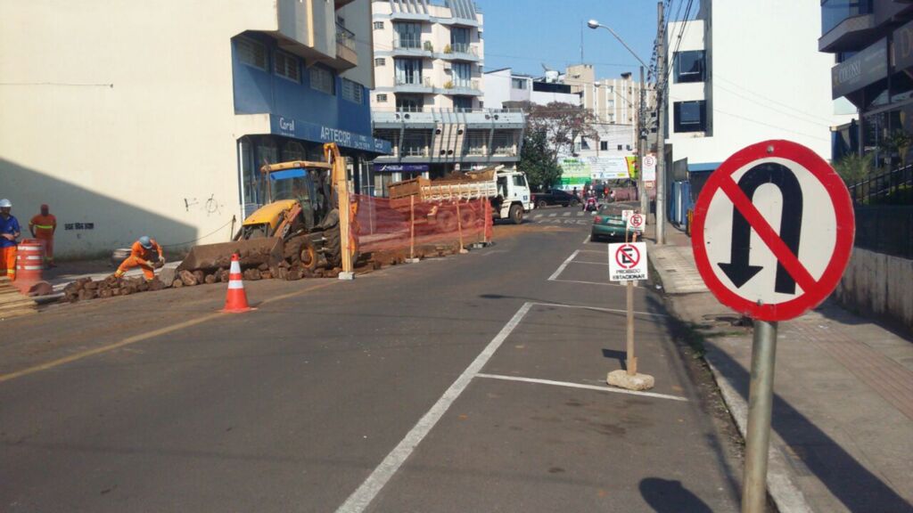 Obras de esgotamento sanitário requerem atenção redobrada no trânsito