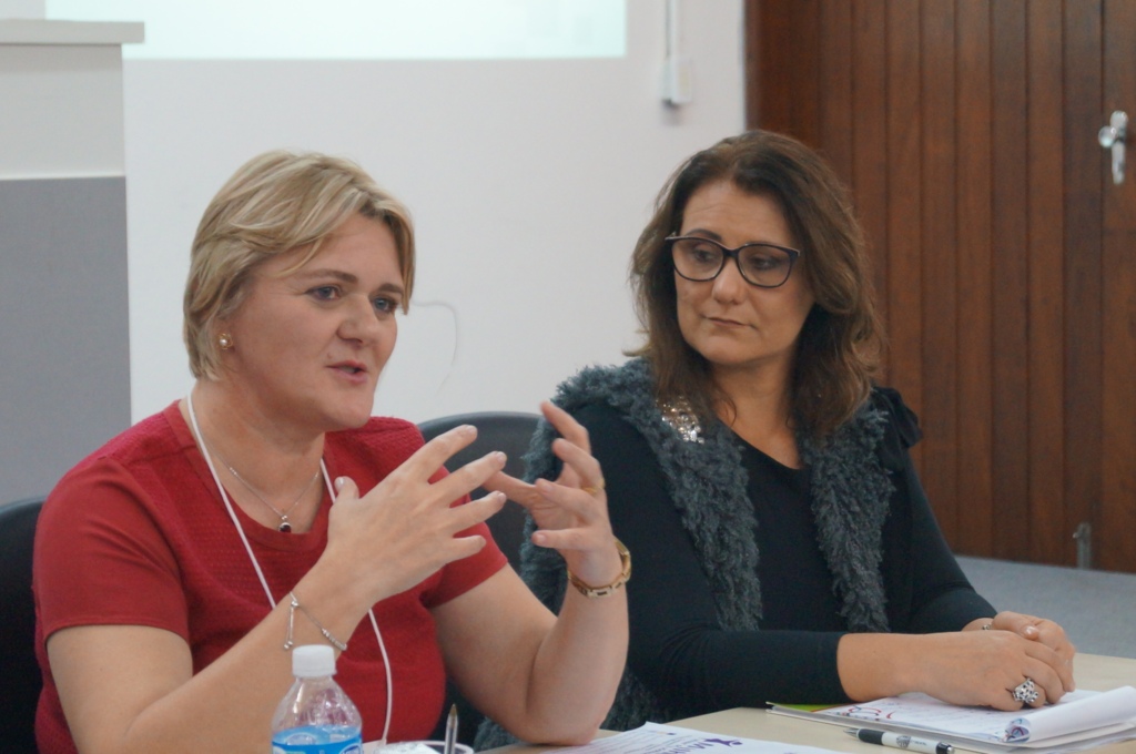 Ester da Veiga/Assessoria Parlamentar - Deputada Luciane em palestra do fórum política.