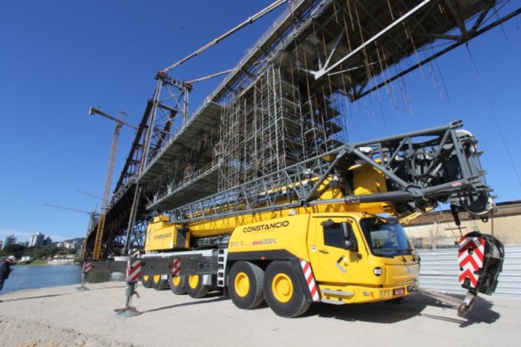 Ponte Hercílio Luz recebe equipamento para montagem da última grua