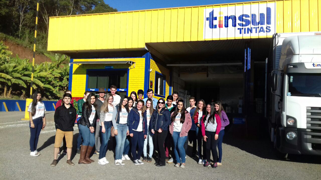 Alunos da Renova fazem visita técnica a Tinsul Tintas