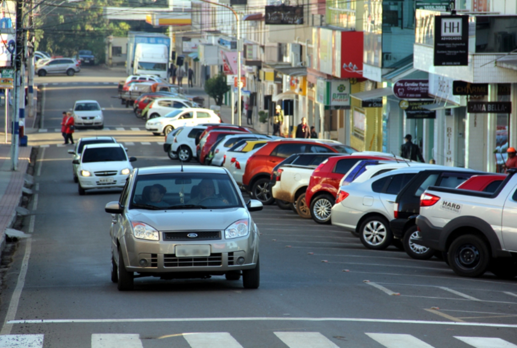  - Na área central da cidade, nos loteamentos, e no bairro, os moradores para manter limpo e bonito os imóveis, fazem a poda das árvores, porém, permanecem sobre o passeio ou na via pública por dias, semanas, meses, no entanto, espera-se que não permaneçam anos e décadas para serem recolhidas pela Prefeitura.