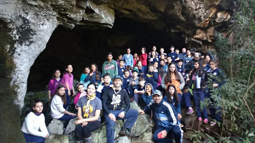 Alunos da Escola Municipal Dr. Vilson Pedro Kleinübing em visita as cavernas de Ricardópolis