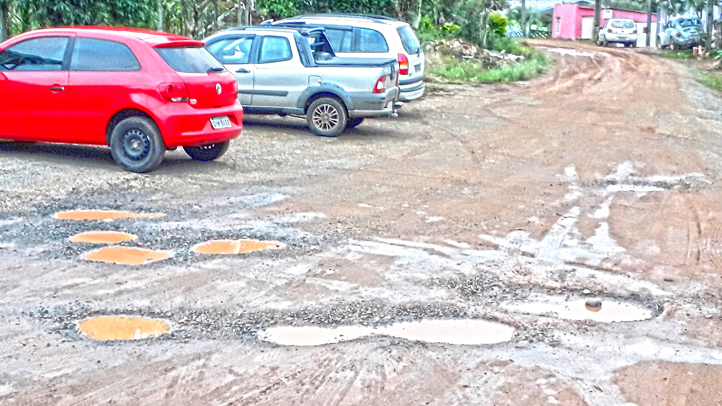  - Essa é a situação de umas das ruas da localidade de Vista Alegre, pertencente ao território capinzalense, limite com o município de Zortéa (SC).