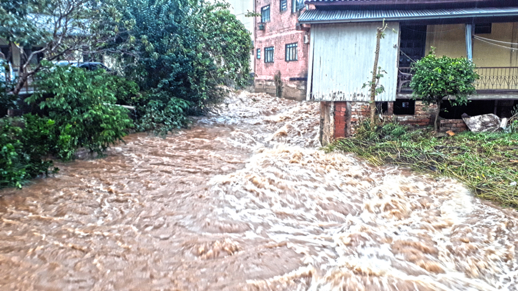 Rio Capinzal assusta moradores e comércio ribeirinho