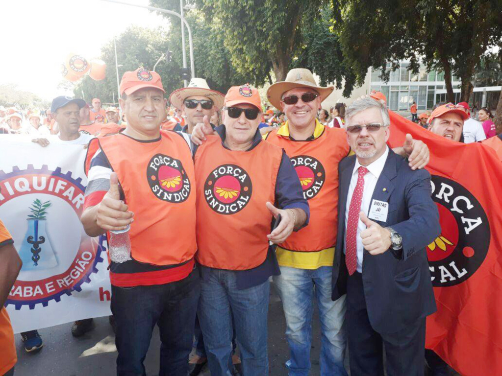  - SC fez parte da Marcha a Brasília contra a Reforma da Previdência, sendo que nesta foto o deputado federal Marcos Maia do estado RS também apoiou o movimento, já que a classe sindical representa os trabalhadores e não a patronal.