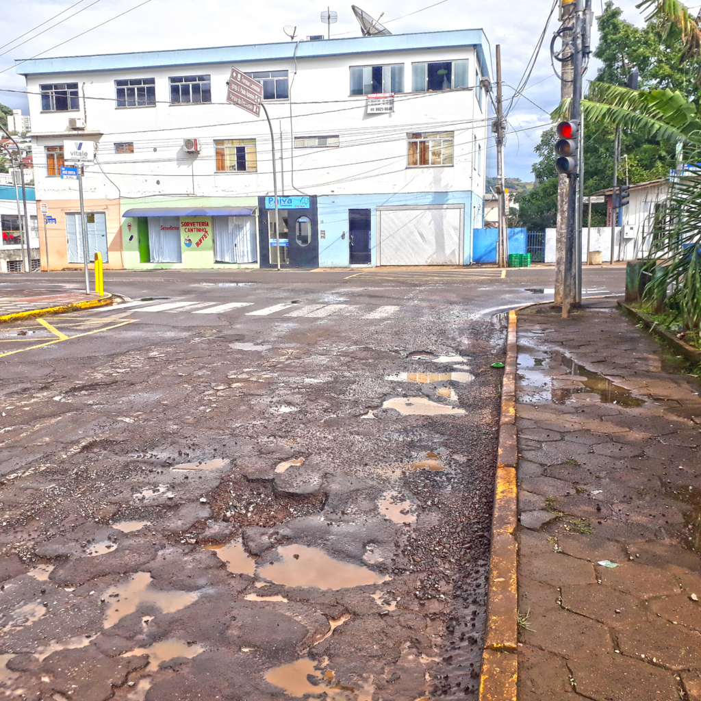  - Rua José Zortéa, cheia de buracos, os quais mais parecem crateras, ainda fissuras e rachaduras.