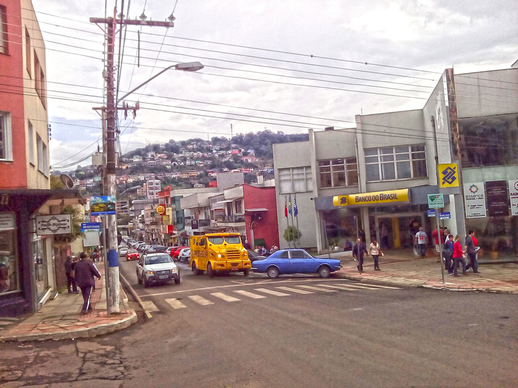  - TRÂNSITO - No sábado, 13 de Maio, véspera do Dia das Mães, um rapaz por não encontrar vaga de estacionamento, parou na Rua XV de Novembro e deixou o seu carro estacionado atrás de outros, então foi até a Floricultura comprar um buque de flores, mesmo, sendo rápido não teve jeito: ficou alguns minutos na via pública ouvindo os PMs, mas, não largava das flores, porém, o veículo deve ter sido multado, por fim, foi guinchado. Alguns sugeriram pesquisa, se a maioria dos carros nas vagas são dos clientes, dos funcionários ou empresários, isto no que era o estacionamento rotativo? Po