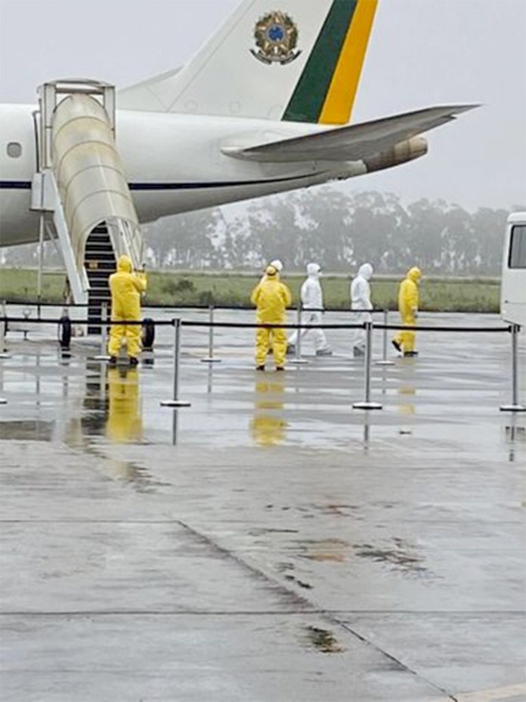 Brasileiros resgatados na China chegam à Base Aérea de Anápolis (GO)