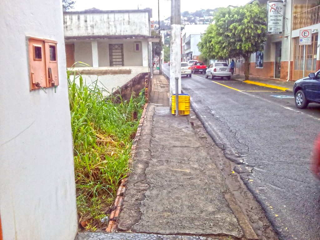  - PERIGO - O muro foi colocado abaixo, e já faz um bom tempo, sendo que entrou máquina rodoviária nas águas do Rio Capinzal para poder auxiliar nos serviços de reforço da tubulação que passa por baixo da Rua Don Vicente Gramázio. Se foi possível derrubar o mencionado muro, usando do bom senso, também deveria ser refeito o mesmo. Como os proprietários dos imóveis tem de manter os terrenos limpos, foi roçado o capim elefante, sendo que tal vegetação servia como proteção, caso alguém tropeçasse ou caísse por mal súbito. Agora, sem muro e roçada feita, se tiver algum tombo par