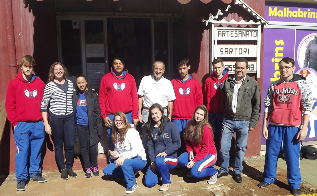 Alunos do ensino médio integral da E. E. B. Mater Dolorum visitam o Artesanato Sartori