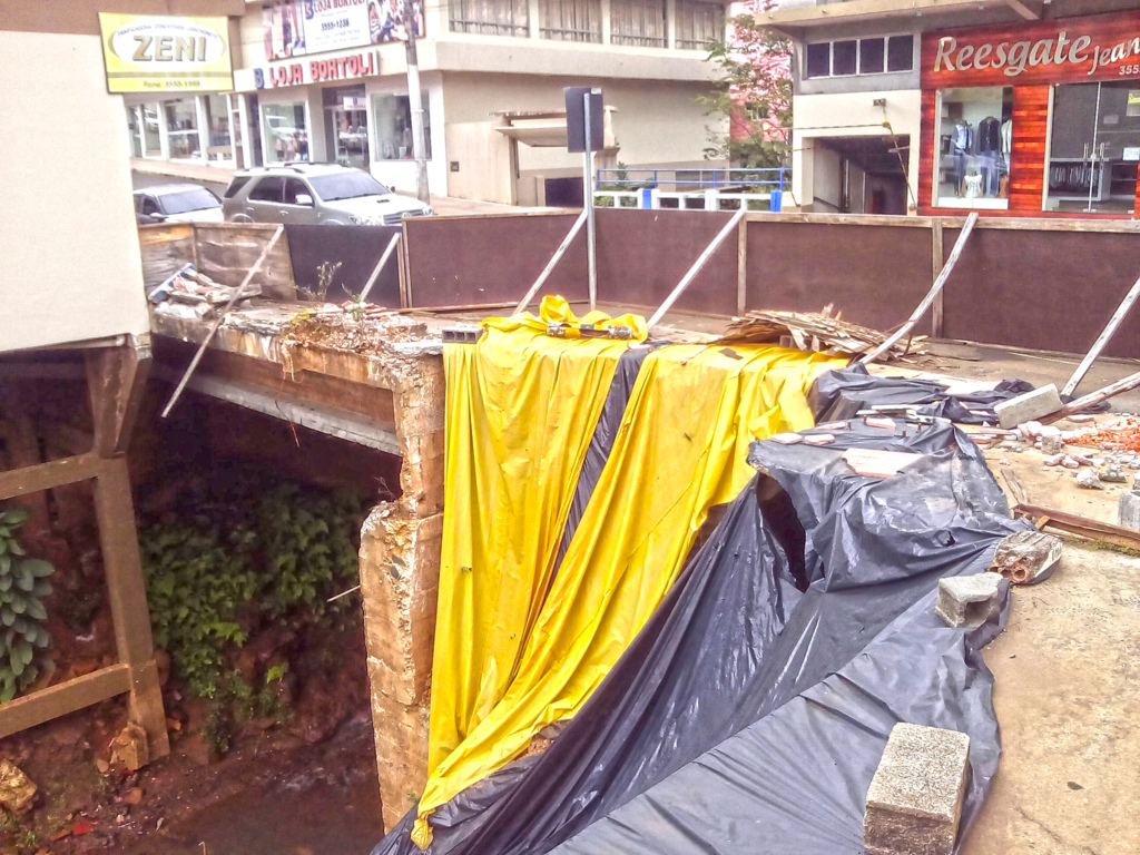  - Na Rua ERNESTO HACHMANN, desmoronou o muro sobre as águas do Rio Capinzal, isto, há mais de um ano, porém, isolaram a passagem de pedestres, no entanto, caso fosse colocada uma passarela metálica, conforme sugerida pelo vereador Kelvis Borges, em 2016, poderia os cidadãos caminhar de maneira segura sem precisar dividir o espaço na rua com os veículos.