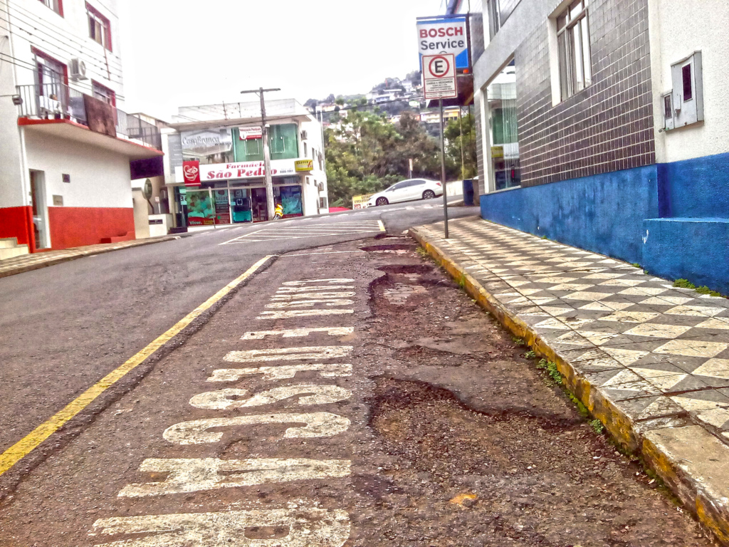  - Rua NARCISO BARISON, em que o estacionamento está em parte esburacado e pode danificar veículos, os quais usarem da vaga de carga e descarga.