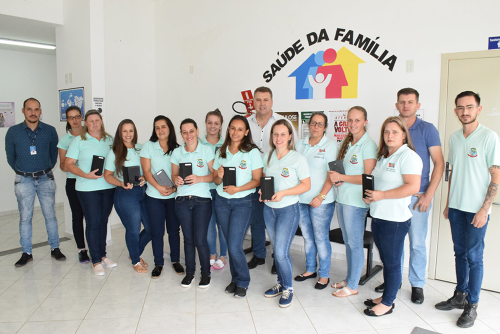 Prefeito de Abdon realiza entrega de tablets para às  agentes comunitárias de saúde