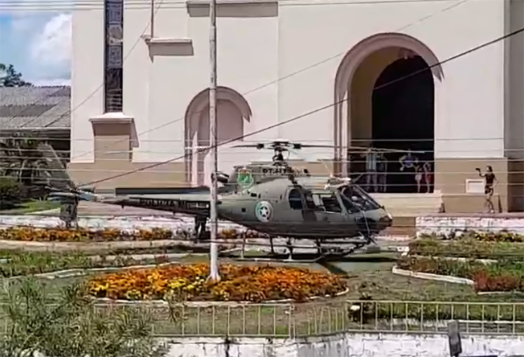 Helicóptero da PM presta auxílio na construção de heliponto do Hospital Frei Rogério