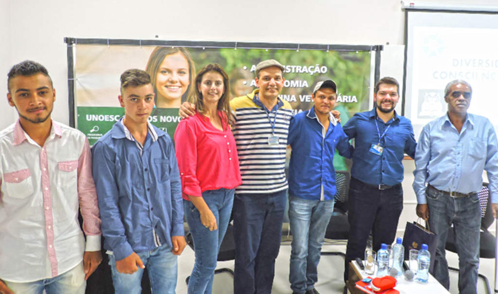  - Professores da Unoesc com os participantes do debate.