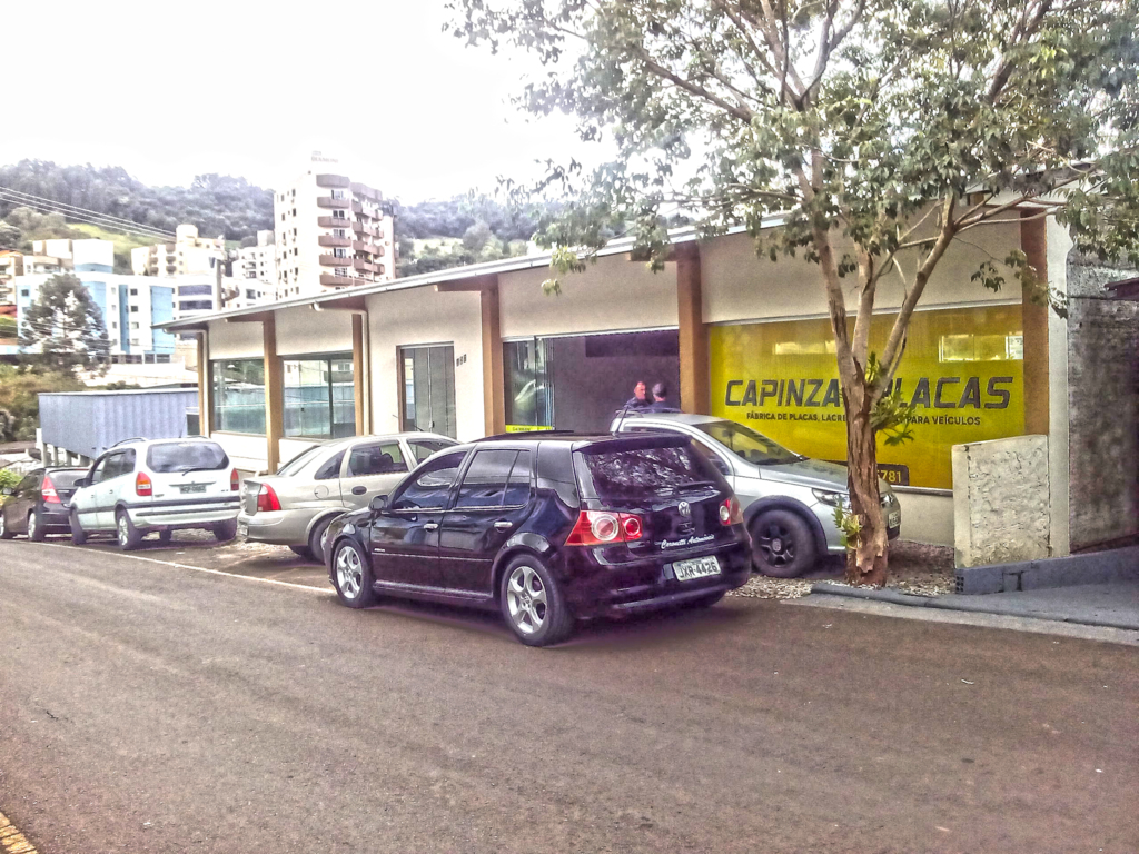  - Empresa Capinzal Fábrica Placas Automotivas Ltda ? ME, situada à Rua Madalena Baratieri, 420, fone (49) 3555-5781.