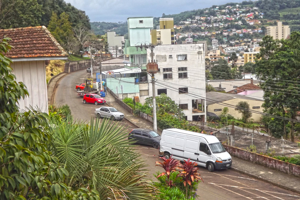  - TRÂNSITO ? Na edição 1.304, de 31/03/2017, essa Coluna trouxe: quinta-feira (30/03), quando estava chegando a edição deste Semanário, estava assim descrito: É preciso colocar tachões na curva das Presidente Nereu Ramos, XV de Novembro com a Antonio Macarini. Não é o suficiente na esquina a única placa de regulamentação sentido proibido, pois como podem ver, não tem os tachões na curva, consequentemente, certos veículos passam direto e causam acidentes. O descrito foi exato, pois aconteceu mais um acidente na tarde de quinta-feira. Segundo informações, devido à falta de sinal