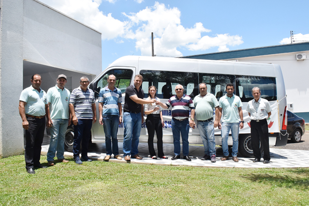 Prefeito Lucimar entrega Van zero km para Saúde