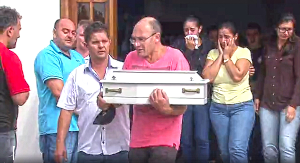  - LAMENTÁVEL - Apesar de Capinzal ser considerado um município de gente ordeira e hospitaleira, grande comoção se abateu devido a morte de um bebê, sendo notícia nacional, informada pelo G1 SC. Bebê de dois meses morreu na madrugada de domingo (26/03), com suspeita de ter sofrido agressões, sendo suspeitos pai e mãe do mesmo. Causas da morte: Antes da conclusão do laudo cadavérico, o Instituto Médico Legal (IML) de Joaçaba informou a morte da criança foi causada por traumatismo craniano. ?O bebê tinha hematomas difusos pelo corpo, sobretudo nas costas. Ele apresentava um corte no