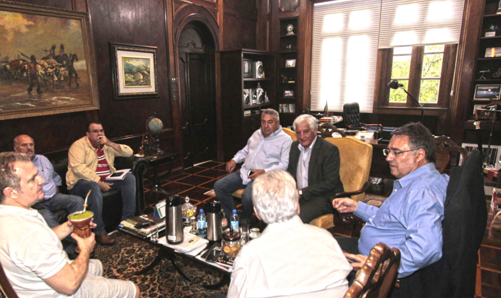  - ?Não vamos abrir mão de preservar a saúde dos nossos consumidores, mas também não podemos abrir mão dos empregos que a agroindústria gera e de proteger as famílias produtoras?.  Raimundo Colombo manteve contatos frequentes com o presidente Michel Temer e o ministro da Agricultura, Blairo Maggi, que estavam reunidos em Brasília tratando do mesmo assunto.