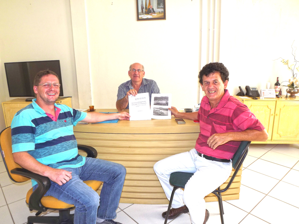  - Valcidnei Helt (idealizador da pretensão tombamento histórico da ponte Pênsil), jornalista Aldo Azevedo e o prefeito Neri Luiz Miqueloto.