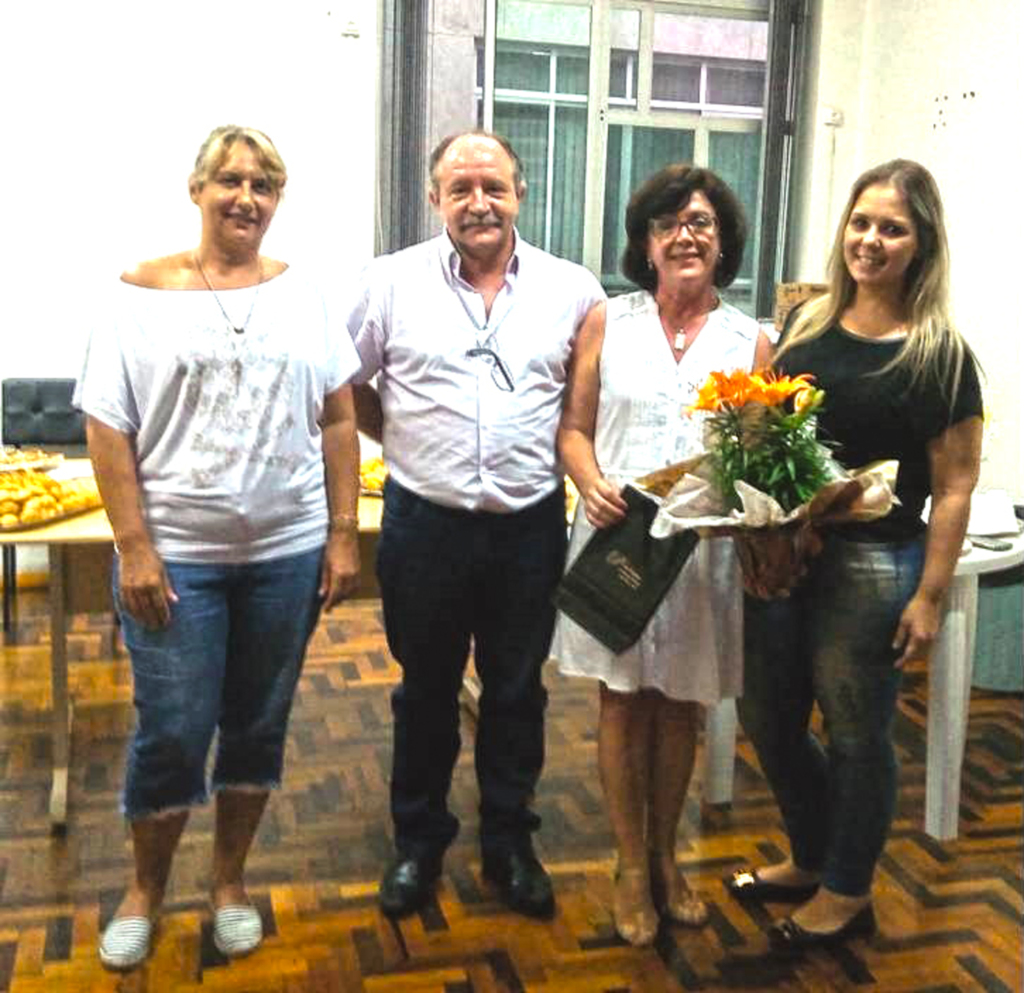 Servidora Aposentada da Secretaria de Saúde de Joaçaba recebe homenagem do Poder Executivo e equipe