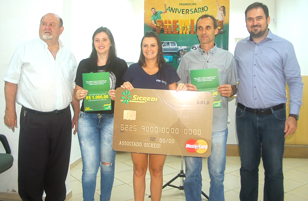  - Legenda da foto, aproveitando matéria da Rádio Barriga Verde: O conselheiro de administração Sérgio Luiz Scarton  e o gerente do Sicredi de Capinzal, Marcelo Malinowski fizeram a entrega oficial na unidade do município de Capinzal, na manhã desta quarta-feira, dia 25, da premiação aos contemplados do município. Os prêmios de R$ 1.000,00 saíram para: Elizeu Antonio Filipini, Celso Scheuermann e Daiana Machado.  O prêmio máximo da promoção de R$ 120 mil saiu para a Capinzalense Kamila Bareta Azevedo. Já o segundo prêmio, de R$ 20 mil, saiu para o Ourense Olino Neis. Em meio aos