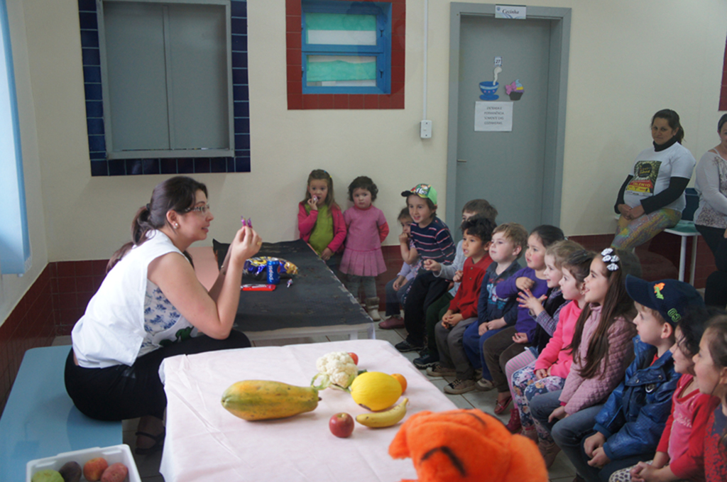 Educação sobre saúde bucal com os alunos da Escola Tia Braia