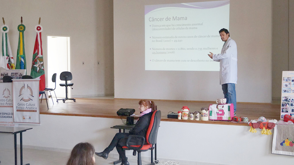 Mulheres participam de palestra sobre câncer de mama e de colo uterino