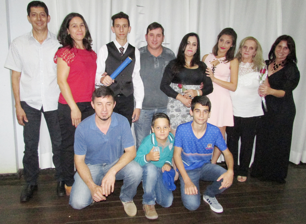  - A foto do formado Mateus Alves e de seus familiares feita de maneira isolada, já que a agência contratada não permitiu tal registro durante a cerimônia, indo contra o direito de informar.