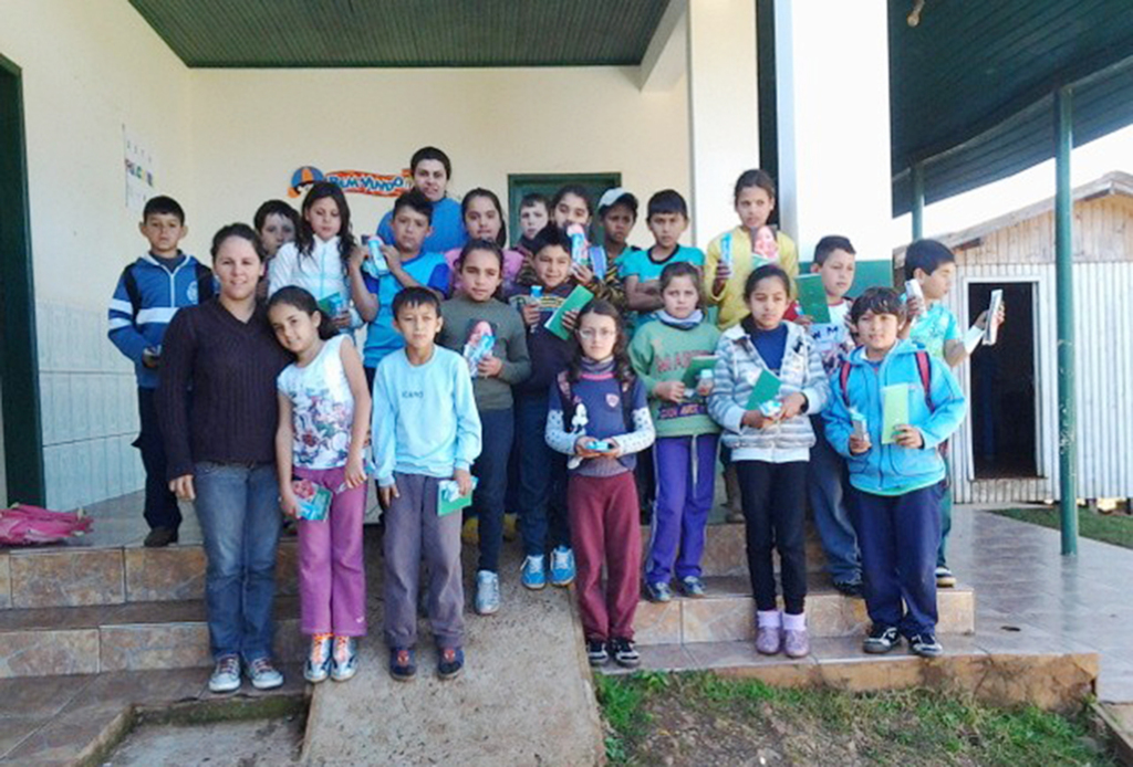 Kits de saúde bucal são entregues aos alunos de Cerro Negro