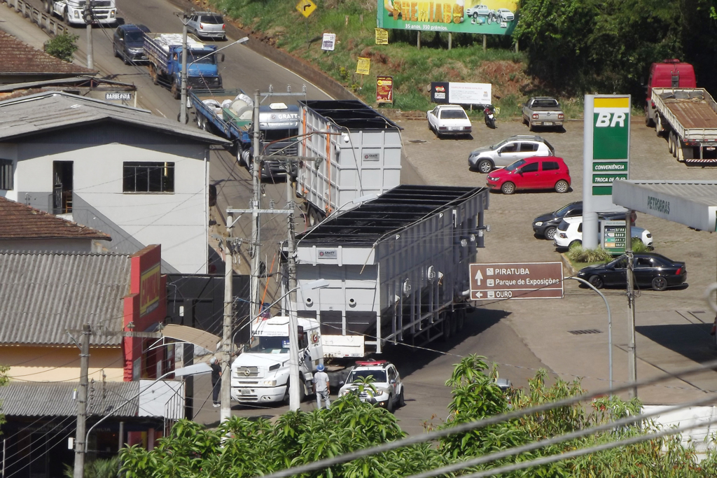 Se deve levar em conta o transporte de carga quanto ao limite de altura em vias urbanas