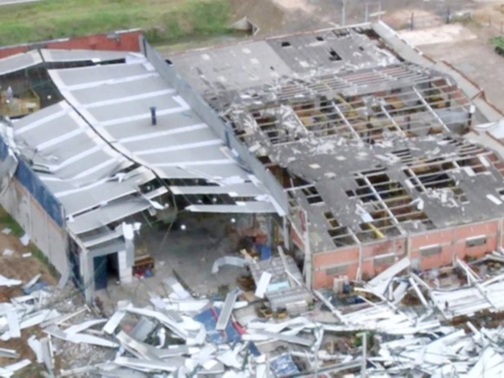 Doia Cercal/Secom - Ginásio ficou destruído em Tubarão por vendaval