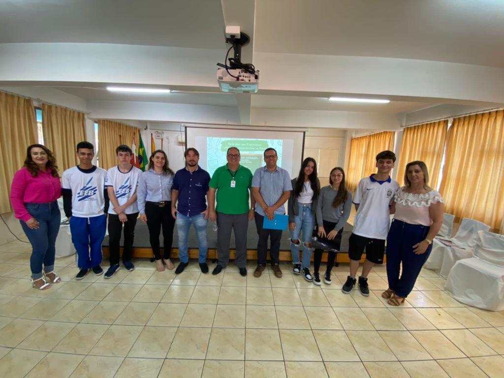 Escola de Educação Básica Professor Eugênio Marchetti de Herval d’ Oeste e o Sebrae promoveram nesta segunda-feira (28) “Café com Empreendedorismo na Escola”