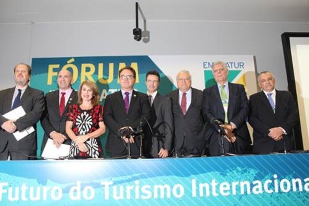  - Vinicius Lummertz entre ex-presidentes da Embratur, homenageados na solenidade.