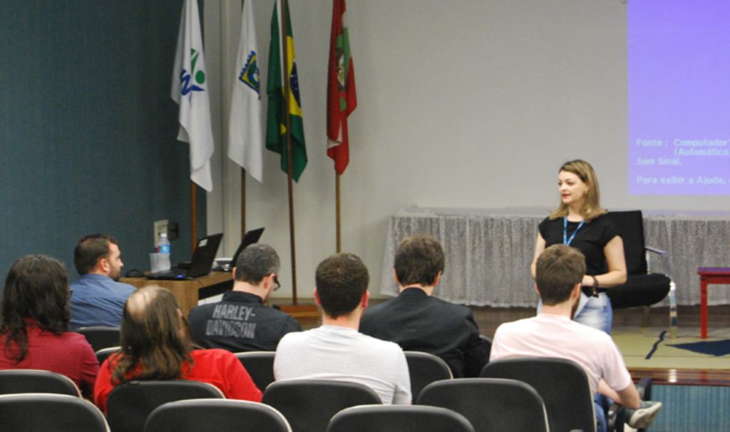  - Professora do curso de Engenharia de Computação, Rogeria Ramos